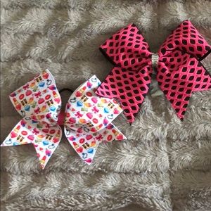Two cheer bows